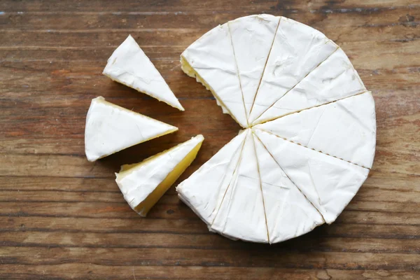 Camembert queso cremoso blanco sobre mesa de madera — Foto de Stock