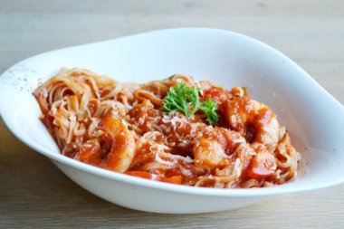 Lezzetli domates makarna spagetti karides ve diğer deniz ürünleri ile