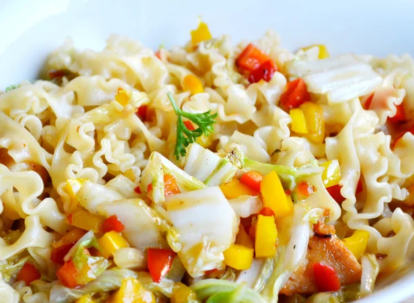 Pasta with chicken and vegetables — Stock Photo, Image