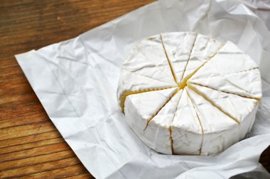 Ahşap masa üzerinde Camembert beyaz krem peynir