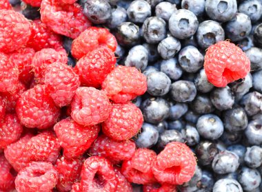 Çok parlak lezzetli pembe Ahududu ve sağlıklı ve lezzetli organik yaban mersini