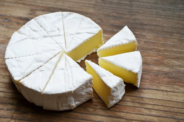 Camembert queijo cremoso branco na mesa de madeira — Fotografia de Stock