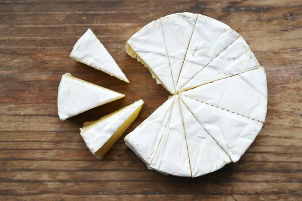 Camembert queso cremoso blanco sobre mesa de madera —  Fotos de Stock