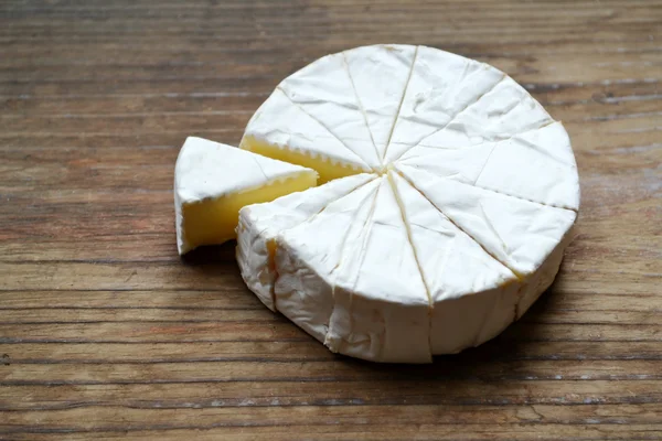 Camembert queijo cremoso branco na mesa de madeira — Fotografia de Stock