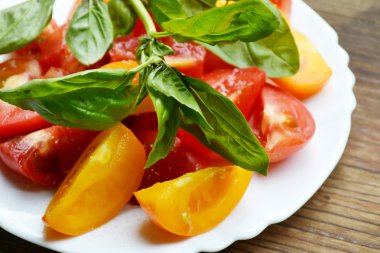 Bir tabak taze Fesleğenli domates sarı ve kırmızı