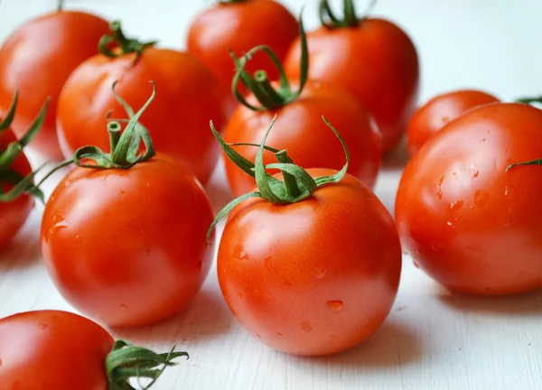 Große rote natürliche Bio-Tomaten auf dem Bauernmarkt — Stockfoto