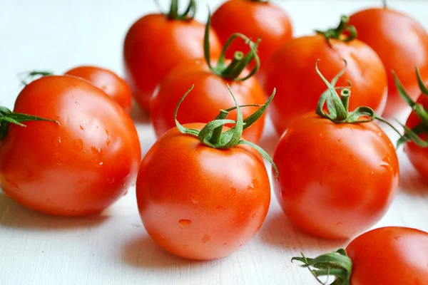 Grandes tomates ecológicos naturales rojos en el mercado agrícola — Foto de Stock