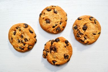 Beyaz ahşap masa üzerinde lezzetli çikolata kurabiye