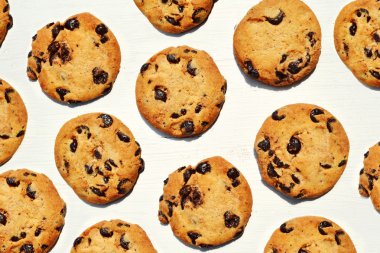 Beyaz ahşap masa üzerinde lezzetli çikolata kurabiye