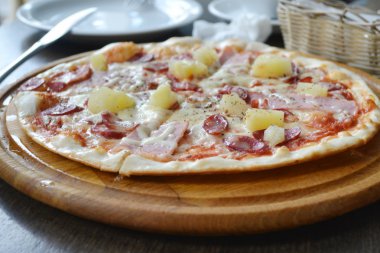 sosis ve ananas ahşap plaka üzerinde yuvarlak pizza