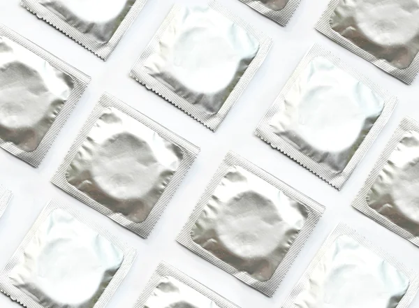 Lotes de preservativos isolados em branco — Fotografia de Stock