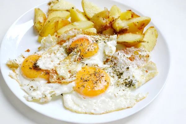 大圆板充满了煎的鸡蛋、 法式炸薯条和樱桃西红柿-传统的欧式早餐 — 图库照片