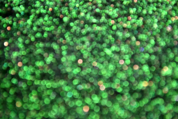 Fond vert flou lumineux et abstrait avec des paillettes chatoyantes — Photo