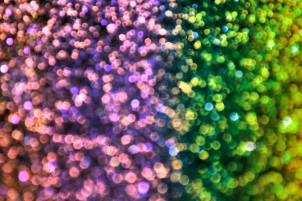 Světlé a abstraktní rozmazaný barevný duhový pozadí s třpytící se třpytí — Stock fotografie