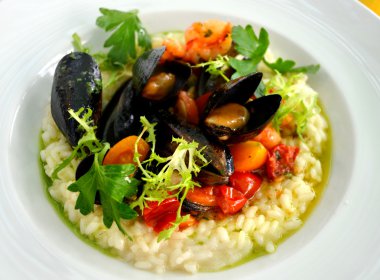 Deniz ürünleri midye ve karides beyaz tabakta lezzetli risotto