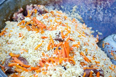 Tencereye havuç ve pirinç ile Özbek pilavı ile