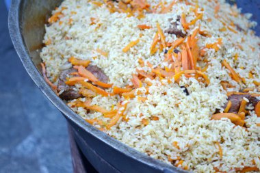 Tencereye havuç ve pirinç ile Özbek pilavı ile