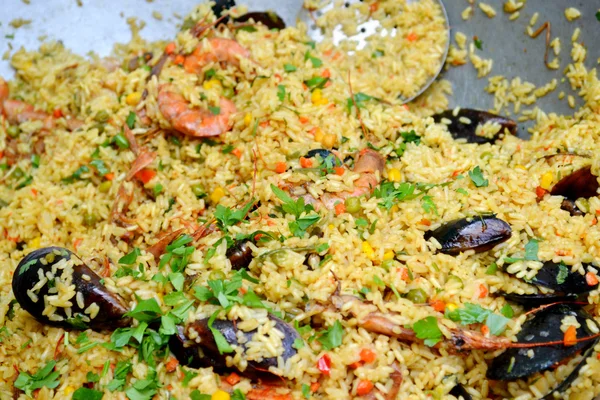 Nagy fém étel tele spanyol paella kagyló és garnéla garnélarák — Stock Fotó