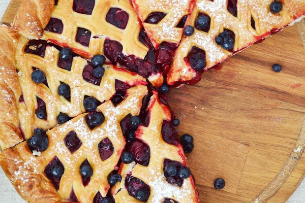 Traditional American berry pie with golden dough — Stock Photo, Image