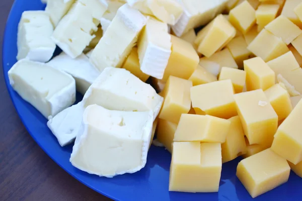Placa azul con diferentes tipos de queso — Foto de Stock
