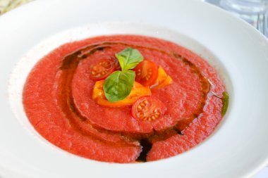 Kiraz domates ve otlar beyaz plaka ile soğuk kırmızı domates gazpacho çorbası