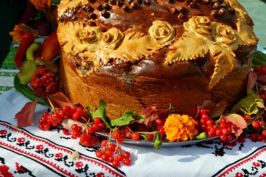 Geleneksel düğün Ukrayna ekmek Korovai çiçeklerle