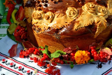 Geleneksel düğün Ukrayna ekmek Korovai çiçeklerle