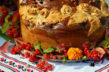Geleneksel düğün Ukrayna ekmek Korovai çiçeklerle