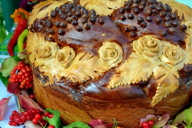 Geleneksel düğün Ukrayna ekmek Korovai çiçeklerle