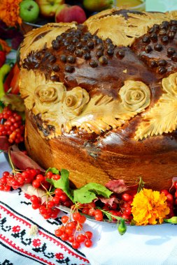 Geleneksel düğün Ukrayna ekmek Korovai çiçeklerle