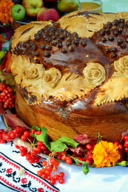 Geleneksel düğün Ukrayna ekmek Korovai çiçeklerle