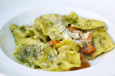 Pesto soslu lezzetli kırmızı ve yeşil mantı