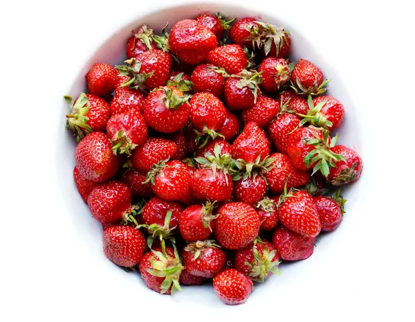 Fresas rojas en un tazón redondo — Foto de Stock