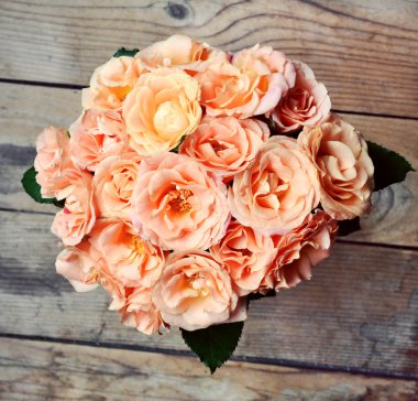 ahşap zemin üzerine kayısı gül güzel düğün buketi