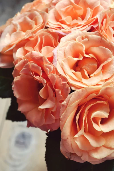 Belo buquê de casamento de rosas de damasco em fundo de madeira — Fotografia de Stock