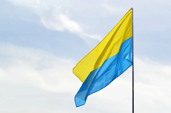 Государственный желто-синий флаг Украины над небом и облаками — стоковое фото