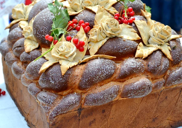 Traditional wedding Ukrainian bread Korovai with berries — Stock Photo, Image
