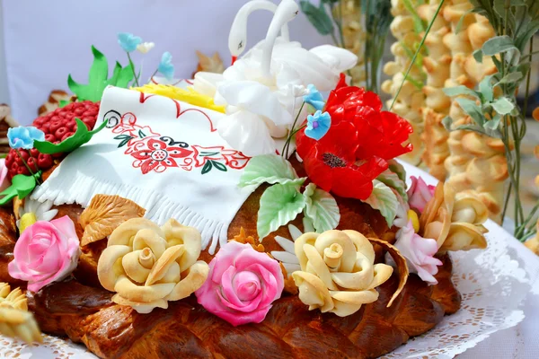 전통적인 결혼식 꽃과 백조와 우크라이나어 빵 korovai — 스톡 사진