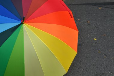 Gökkuşağı renkli kaldırım üstünde şemsiye