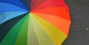 Gökkuşağı renkli kaldırım üstünde şemsiye