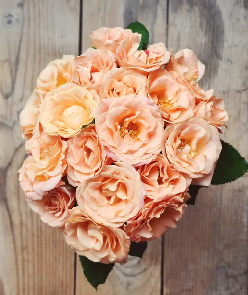 Belo buquê de casamento de rosas de damasco em fundo de madeira — Fotografia de Stock