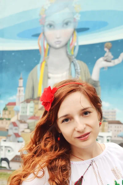 Belle jeune femme rousse en costume national ukrainien souriant — Photo