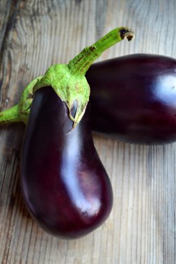 ahşap zemin üzerinde sağlıklı ve lezzetli mor patlıcan