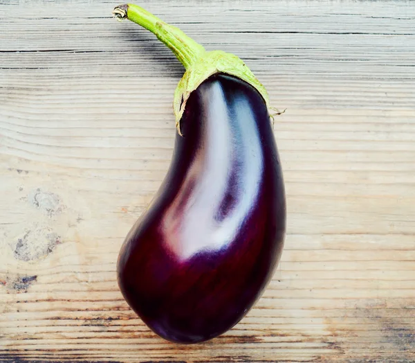Berenjena púrpura sana y deliciosa sobre fondo de madera — Foto de Stock