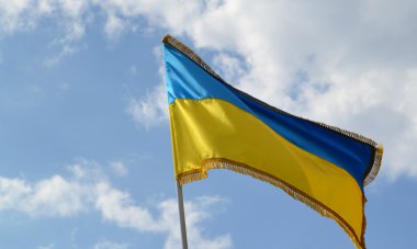 gökyüzü ve bulutlar üzerinde Ukrayna Ulusal sarı ve mavi bayrak