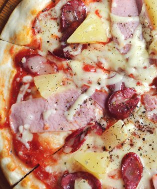 sosis ve pineapple pizza yuvarlamak