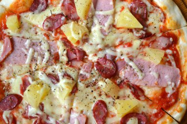 sosis ve pineapple pizza yuvarlamak