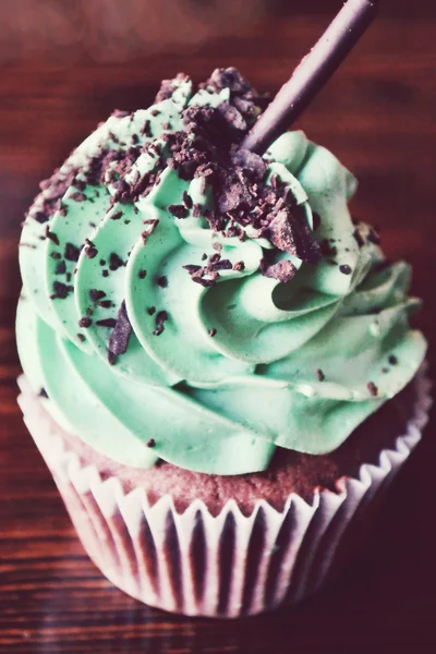 Heerlijke chocolade cupcake met groene munt glazuur — Stockfoto