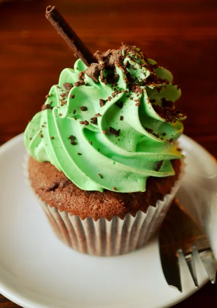 Heerlijke chocolade cupcake met groene munt glazuur — Stockfoto