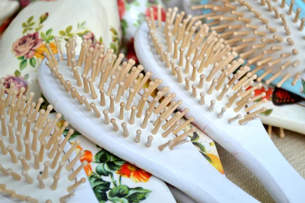 Brosses à cheveux vintage blanches avec découpage — Photo